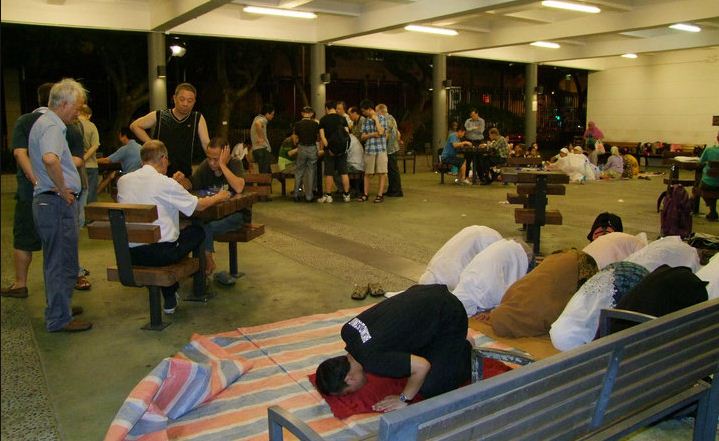Shalat Isya dan Tarawih di Pendopo Victoria Park