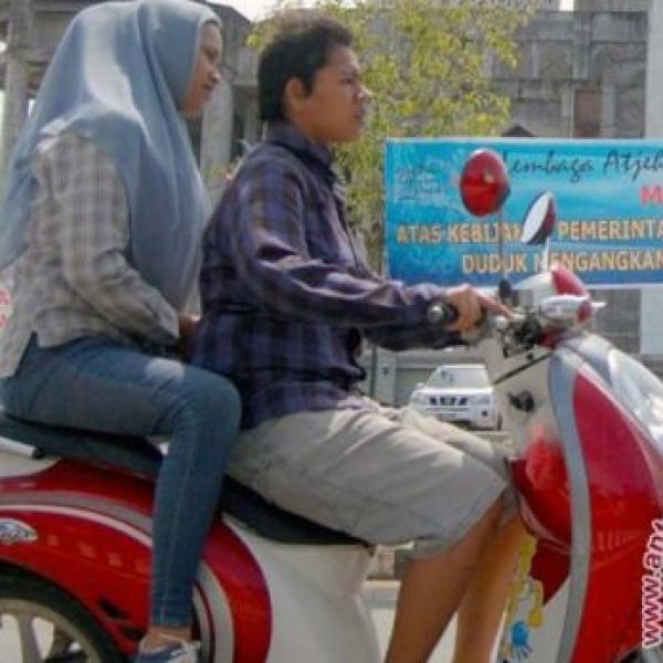 duduk mengangkang sepeda motor