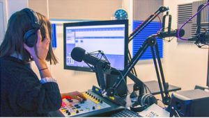 Cara Menjadi Penyiar Radio Profesional