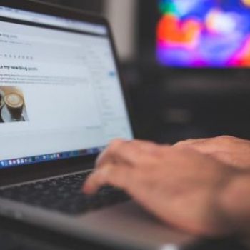 Membandingkan Teks: Mendalami Analisis Sastra