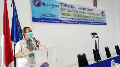 pelatihan komunikasi jurnalistik podcast stikes cimahi